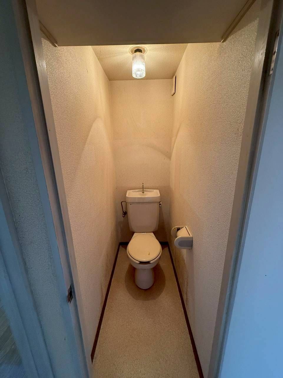 施工前のトイレ（実際の施工写真）