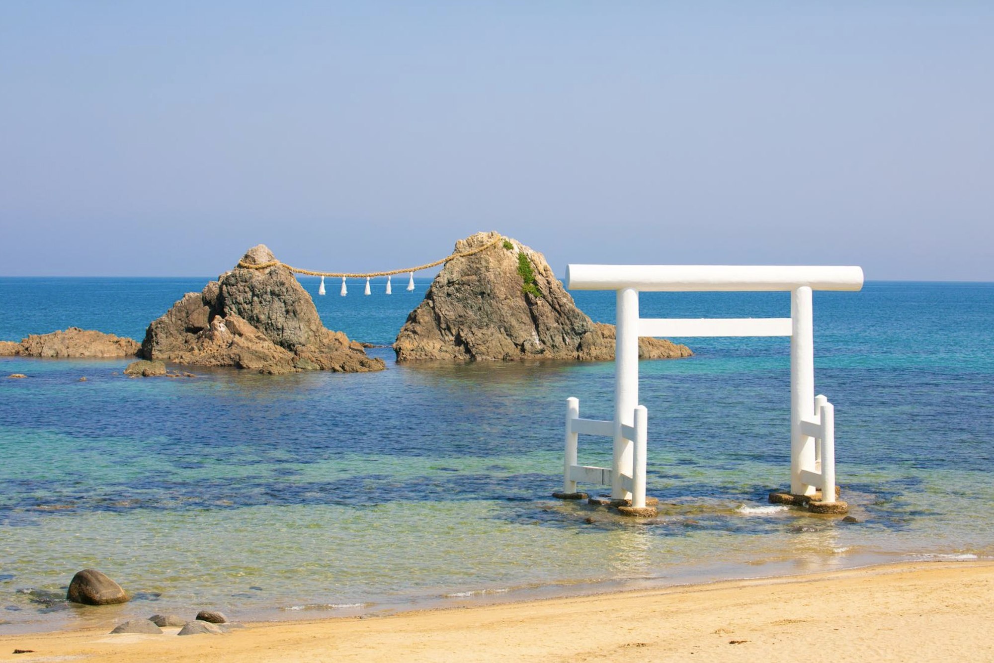 糸島・二見ヶ浦の夫婦岩としめ縄（実際の風景写真）