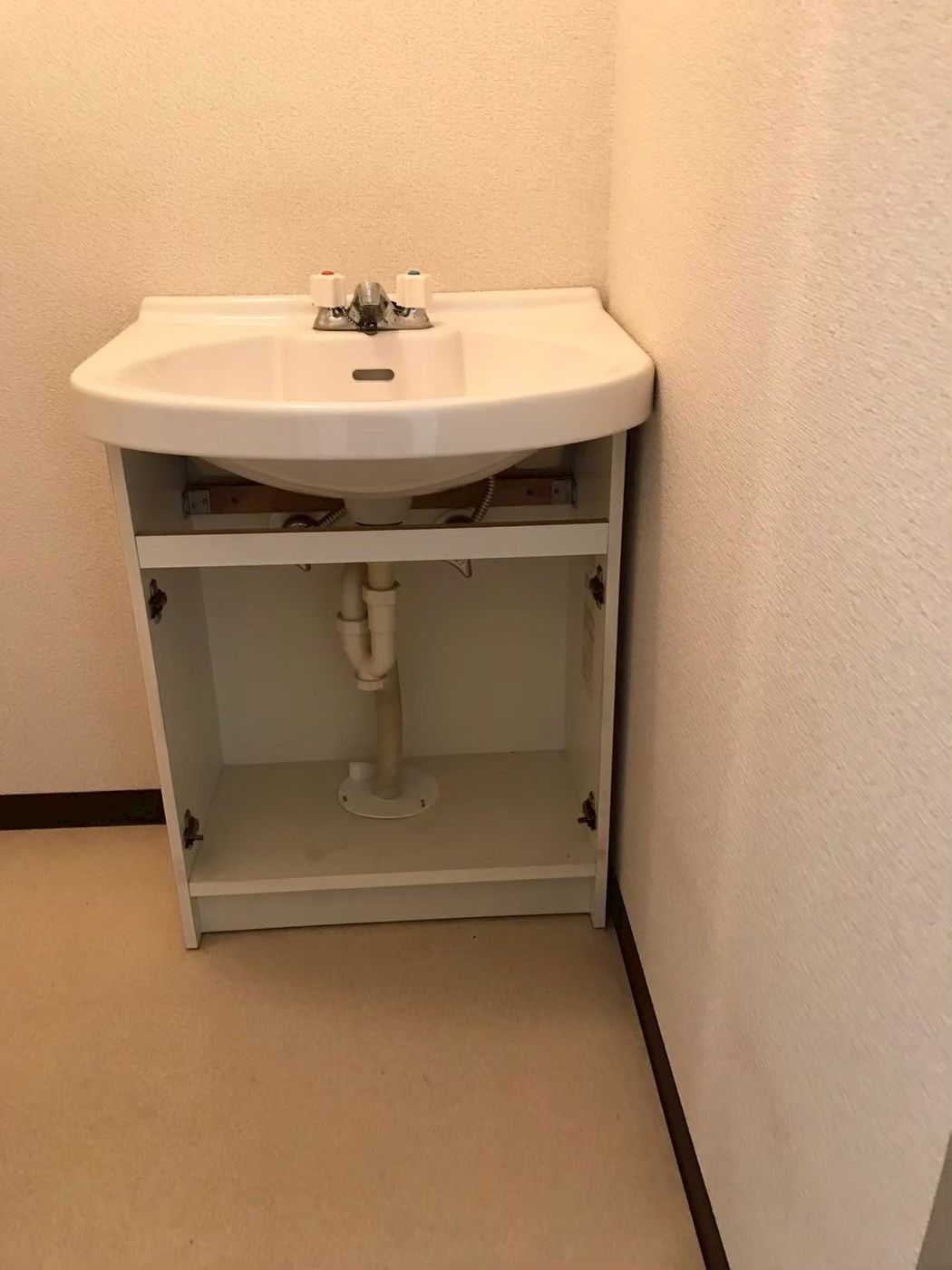 施工前の洗面台（実際の施工写真）