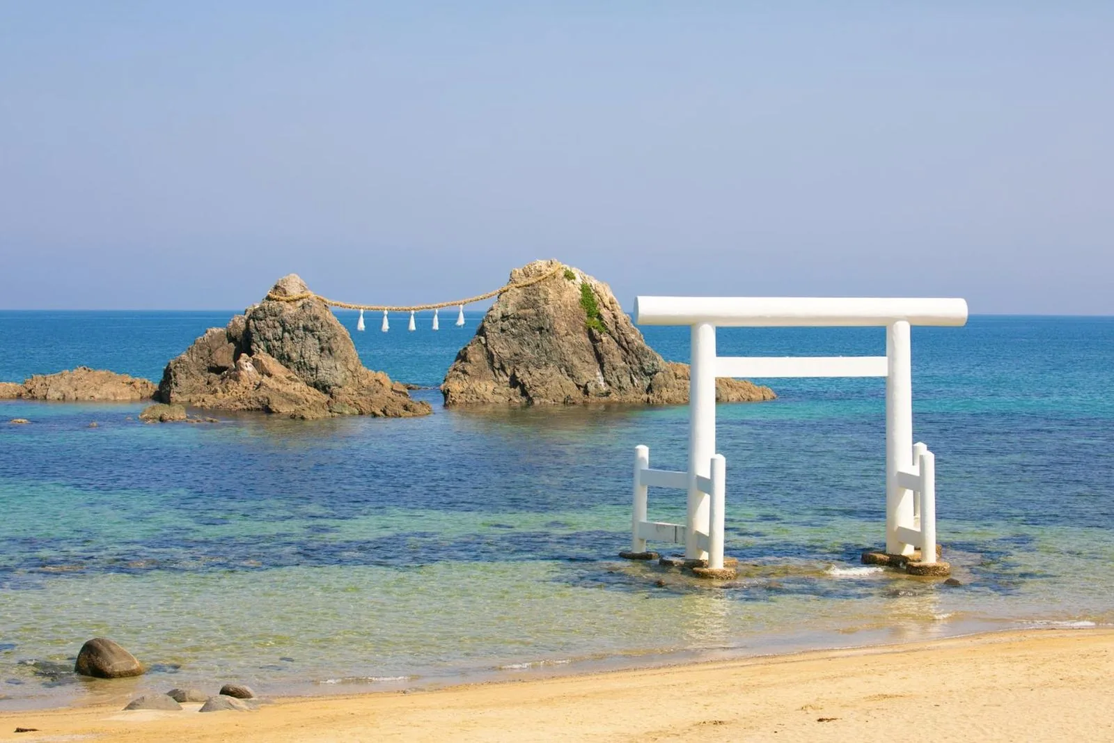糸島・二見ヶ浦の夫婦岩としめ縄（実際の風景写真）